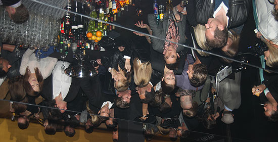 die komplette Deckenverspiegelung in der Bar hilft, den Überblick zu bewahren (Foto: MartiN Schmitz)